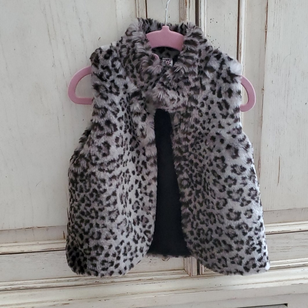 🌞 3 for $20 Fur vest fits 7/8
